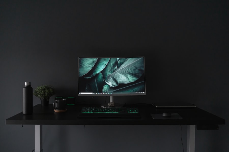 Dunkler, aufgeräumter Computer-Arbeitsplatz