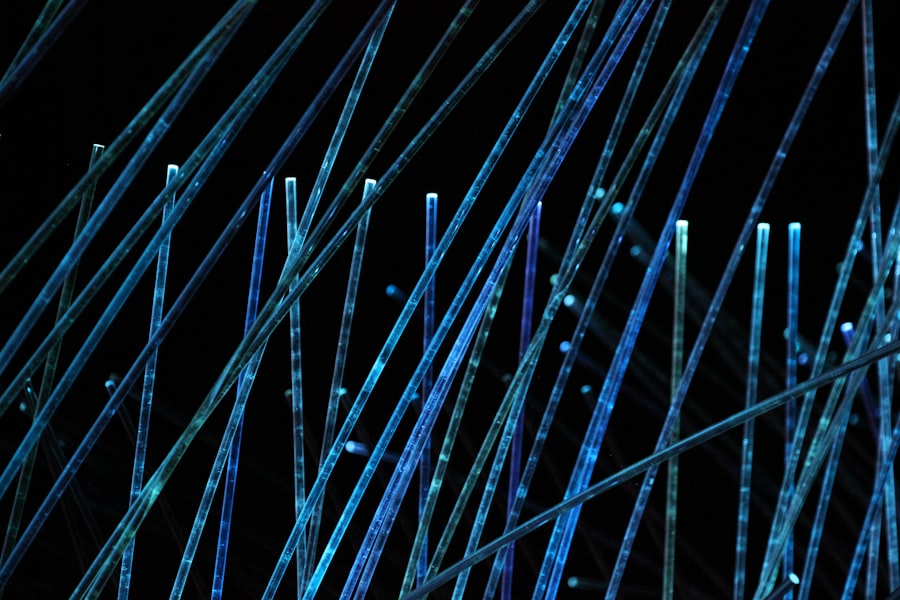 Leuchtende blaue Netzwerk- und Glasfaserkabel